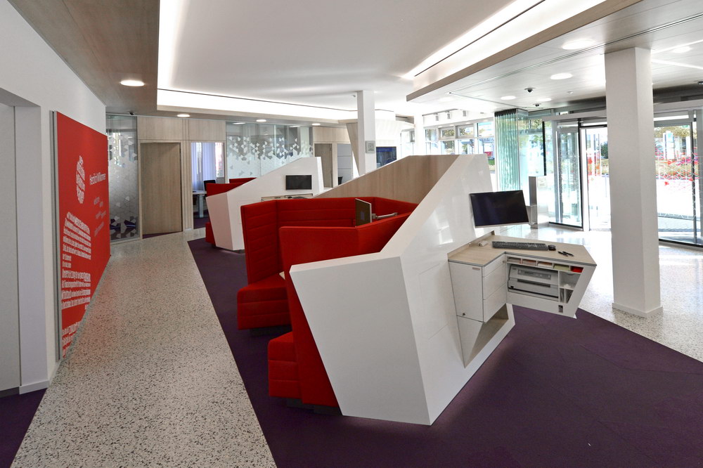 Blick in die Schalterhalle der neuen Sparkassenfiliale in Grone.